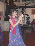 Iris tanzt Flamenco in der alten Pumpe