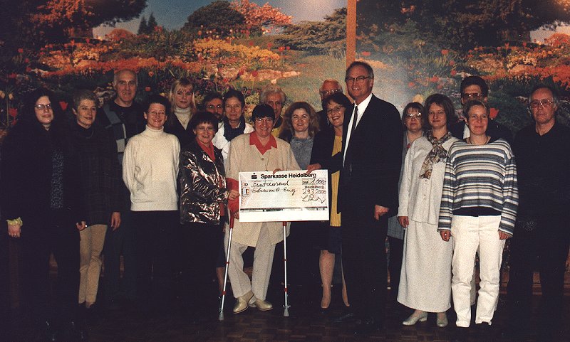 großes Foto der Preisträger des Ehrenamtspreises, die Lothar Binding MdB umrahmen, der einen großen Scheck über DM1000.- zeigt.